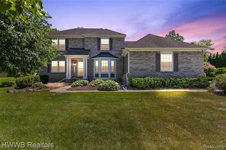 608 River Oaks Dr Milford Twp, MI 48381
