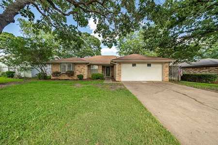 2732 Meadow Green Bedford, TX 76021