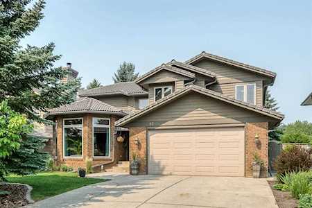 93 Oakmount Ct SW Calgary, AB T2V 5B8