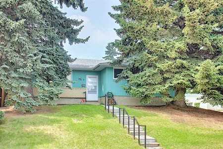 7139 Hunterwood Rd NW Calgary, AB T2K 4J5