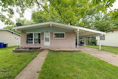 530 Versailles Dr Florissant, MO 63031