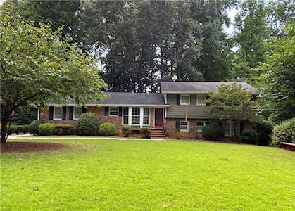 1464 Rochelle Dr Dunwoody, GA 30338