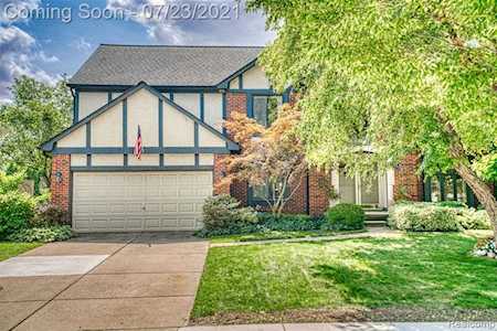 3799 Wayfarer Dr Troy, MI 48083