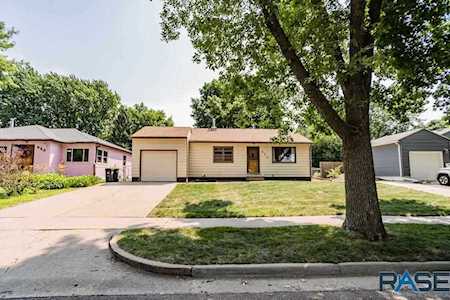 924 S Edward Dr Sioux Falls, SD 57103