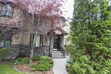 2421 27 St SW Calgary, AB T3E 2G2