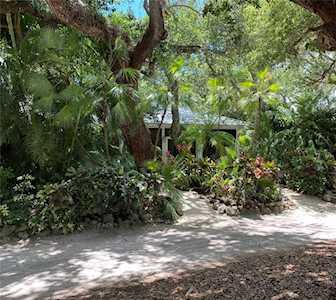 6841 Pine St Longboat Key, FL 34228