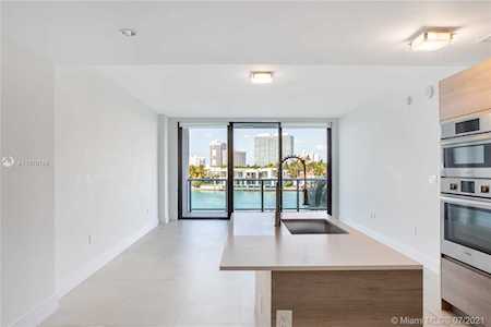 10201 E Bay Harbor Dr #306 Bay Harbor Islands, FL 33154