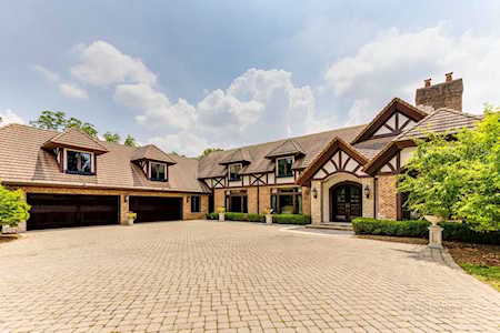 707 Deer Trail Ln Oak Brook, IL 60523