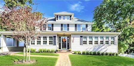 40 Bella Vista Street Locust Valley, NY 11560