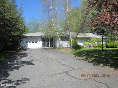 78 Richard Dr Pittsfield, MA 01201