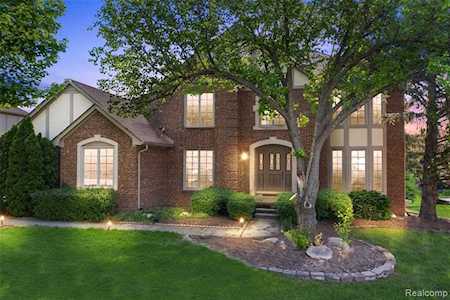 4402 Deacon Ct Troy, MI 48098