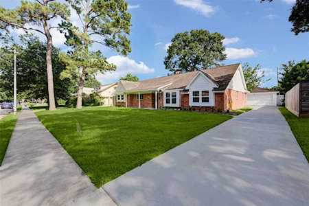 7911 Twin Hills Dr Houston, TX 77071