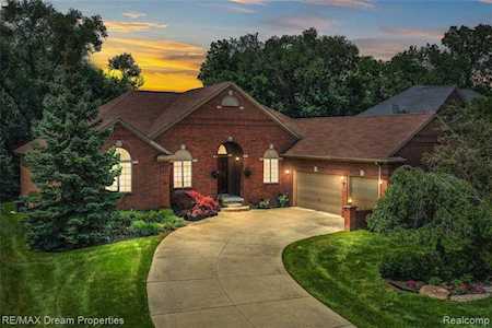 19009 Vanderhaven Lane Livonia, MI 48152