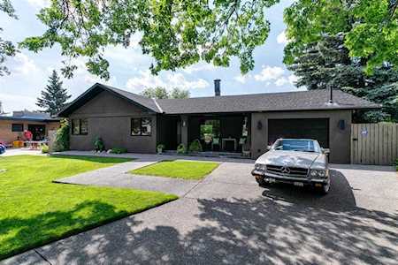 199 Cardiff Dr NW Calgary, AB T2K 1S1