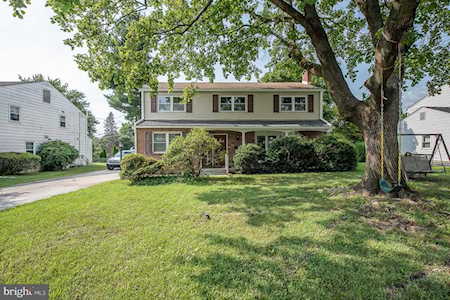 1753 Sue Ellen Dr Havertown, PA 19083
