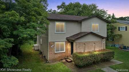 1037 Glengary Rd Wolverine Lake Vlg, MI 48390