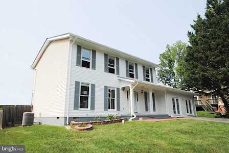 10009 Five Oaks Rd Fairfax, VA 22031