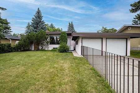 25 Mackay Dr SW Calgary, AB T2V 2A4