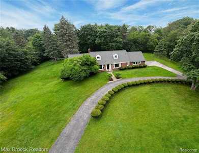 910 W Harsdale Rd Bloomfield Twp, MI 48302
