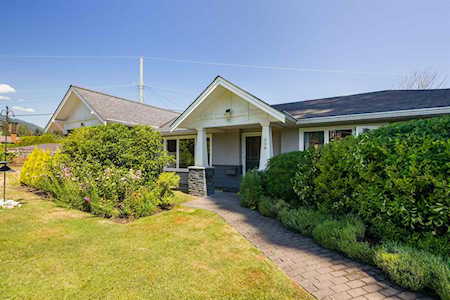 960 W Queens Road North Vancouver, BC V7R 1H2
