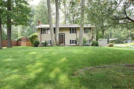 18 Karista Spring Dr Saratoga Springs, NY 12866