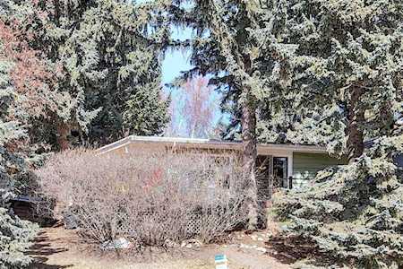 2744 Crawford Rd NW Calgary, AB T2L 1E1