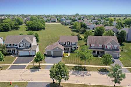 3320 Aurora Dr Lake In The Hills, IL 60156