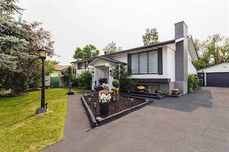 307 Brookmere Rd SW Calgary, AB T2W 2P4