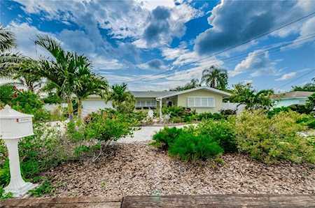 2161 Edythe Dr Dunedin, FL 34698