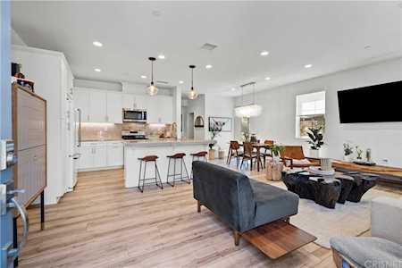 28615 Jardineras Dr Valencia, CA 91354