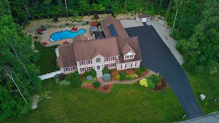 12 Sunburst Ln Hooksett, NH 03106