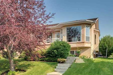 32 Sierra Morena Way SW Calgary, AB T3H 3C3