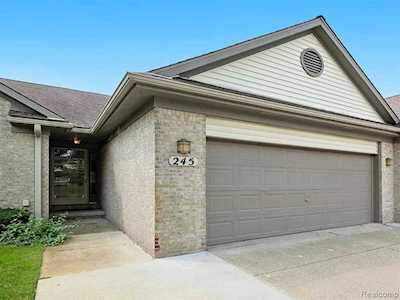 245 Winding Brook Commerce Twp, MI 48390