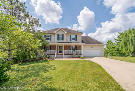6021 Sweetbay Dr Crestwood, KY 40014
