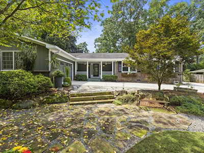 2349 Kingsgate Ct Dunwoody, GA 30338