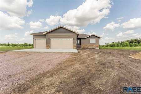 26166 Reed Ct Canistota, SD 57012