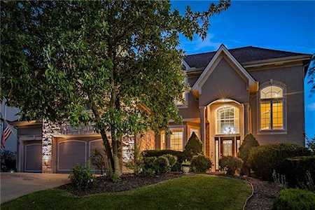6128 S National Dr Parkville, MO 64152