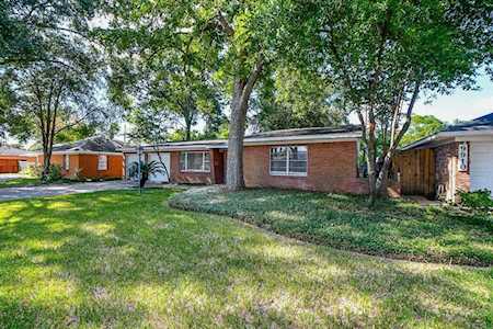 9914 Pine Lake Dr Houston, TX 77055