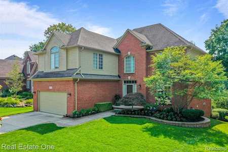 1640 Chase Dr Rochester, MI 48307