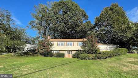 4821 Rollingtop Rd Ellicott City, MD 21043