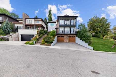 2 Hawthorne Crescent NW Calgary, AB T2N 3V4