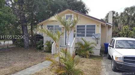 2751 Dewey St Hollywood, FL 33020
