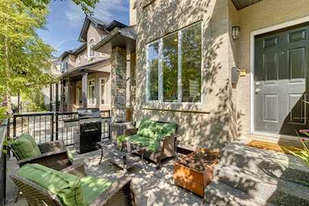 712 56 Ave SW #1 Calgary, AB T2V 0H1