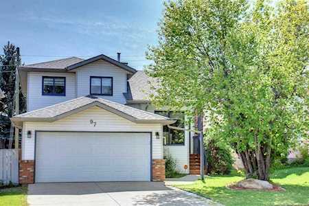 97 Shawinigan Dr SW Calgary, AB T2Y 2V7