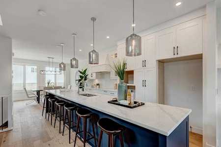 5208 22 Ave NW Calgary, AB T3B 0Y9