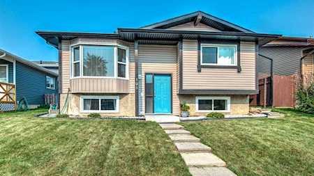108 Castlegrove Rd NE Calgary, AB T3J 1T5