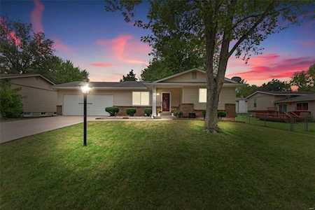 22 Creekside Dr St Peters, MO 63376