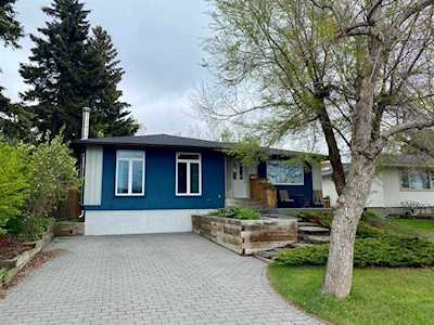126 Cornwallis Dr NW Calgary, AB T2K 1V1