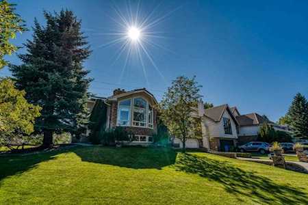 555 Coach Light Bay SW Calgary, AB T3H 1Y5