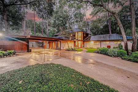 17 Legend Ln Houston, TX 77024